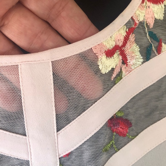 🌺 Soft Pink Blouse with Mesh Inserts 🌺 - Picture 4 of 15